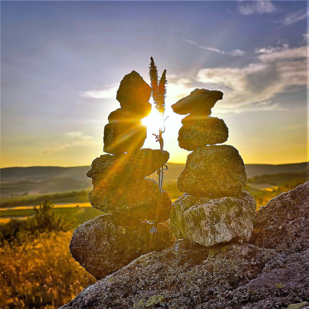 Stone Romantic | Bei einem herbstlichen shooting inmitten der Weinberge rund um die Stadt Retz in Niederösterreich bei herrlicher Sonnenuntergangsstimmung aufgenommen. Die Vergänglichkeit des Tages wird durch die untergehende Sonne realisiert. Das Steinpäarchen zeigt auf, dass es ein dauerhaftes miteinander geben kann, das über viele, viele Jahre verbindet.