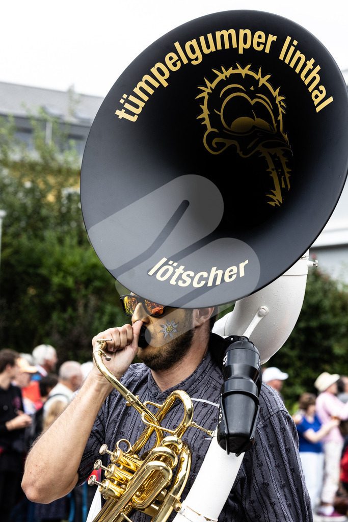 ESAF2025_Freitag_4051 | Die Schwinger des Schwyzer Kantonalen Schwingerverbandes: Fotos, die Dynamik und Leidenschaft festhalten, sowie emotionale Momente aus dem traditionellen Schwingsport zeigen. - Realisiert mit Pictrs.com