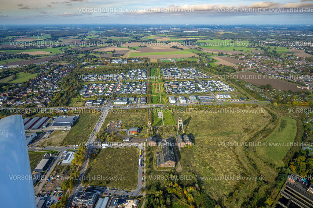 Neukirchen-Vluyn241013325 | Luftbild, Neubaugebiet Dicksche Heide, Niederberg Park, unten ehemaliges Bergwerk Niederberg mit Förderturm, Fernsicht, Neukirchen, Neukirchen-Vluyn, Ruhrgebiet, Nordrhein-Westfalen, Deutschland