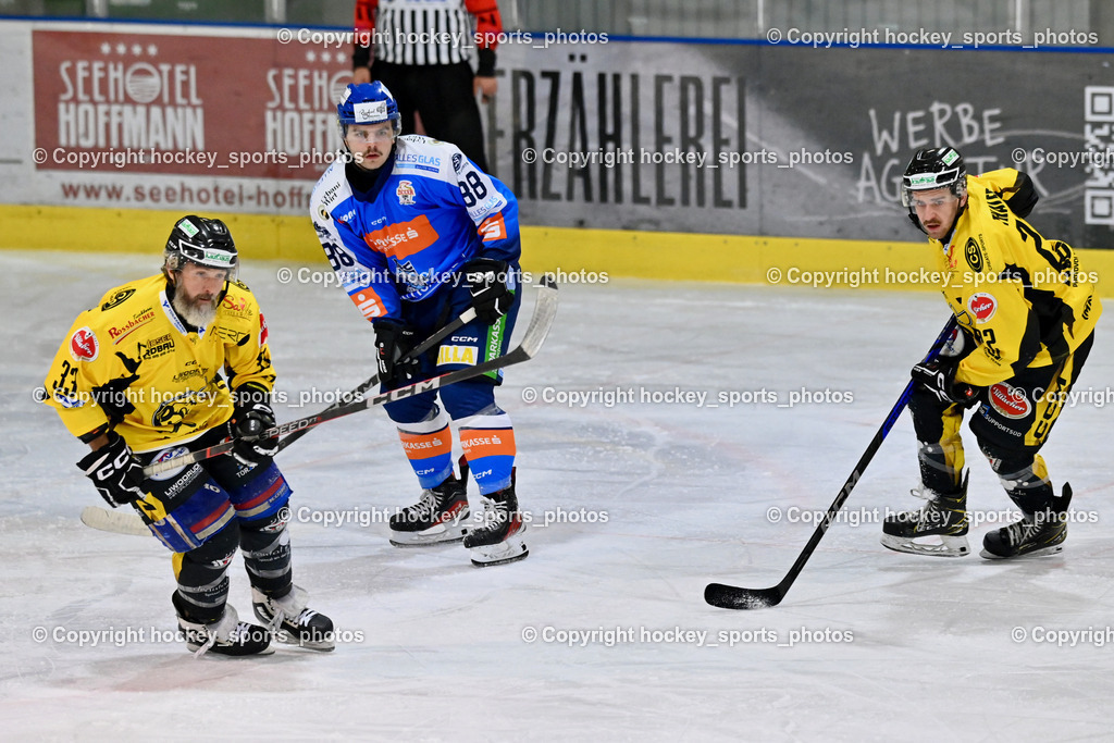 ESC SPARKASSE STEINDORF vs. MET PHOTOVOLTAIK HORNETS SPITTAL | #33 Kabas Michael EC Hornets Spittal, #88 Groyer Fabian ESC Steindorf, #22 Thaler Tim EC Hornets Spittal, ESC SPARKASSE STEINDORF vs. MET PHOTOVOLTAIK HORNETS SPITTAL, ESC SPARKASSE STEINDORF vs. MET PHOTOVOLTAIK HORNETS SPITTAL am 22.11.2025 in Steindorf (Ossiachersee Halle), Austria, (Photo by Bernd Stefan)