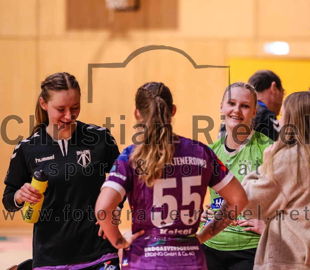 2024-11-24_002_SpVgg_Altenerding_gegen_HC_Donau-Paar_II | Erding, Deutschland, 24.11.2024:Handball, Bezirksoberliga Frauen Altbayern 2024 / 2024, 6. Spieltag, SpVgg Altenerding gegen HC Donau/Paar II, Endergebnis: 24:24Sophie Lößl (SpVgg Altenerding, #14), Verena Kaiser (SpVgg Altenerding, #55), Lara Kullmann (SpVgg Altenerding, #16)Foto: Christian Riedel / fotografie-riedel.net