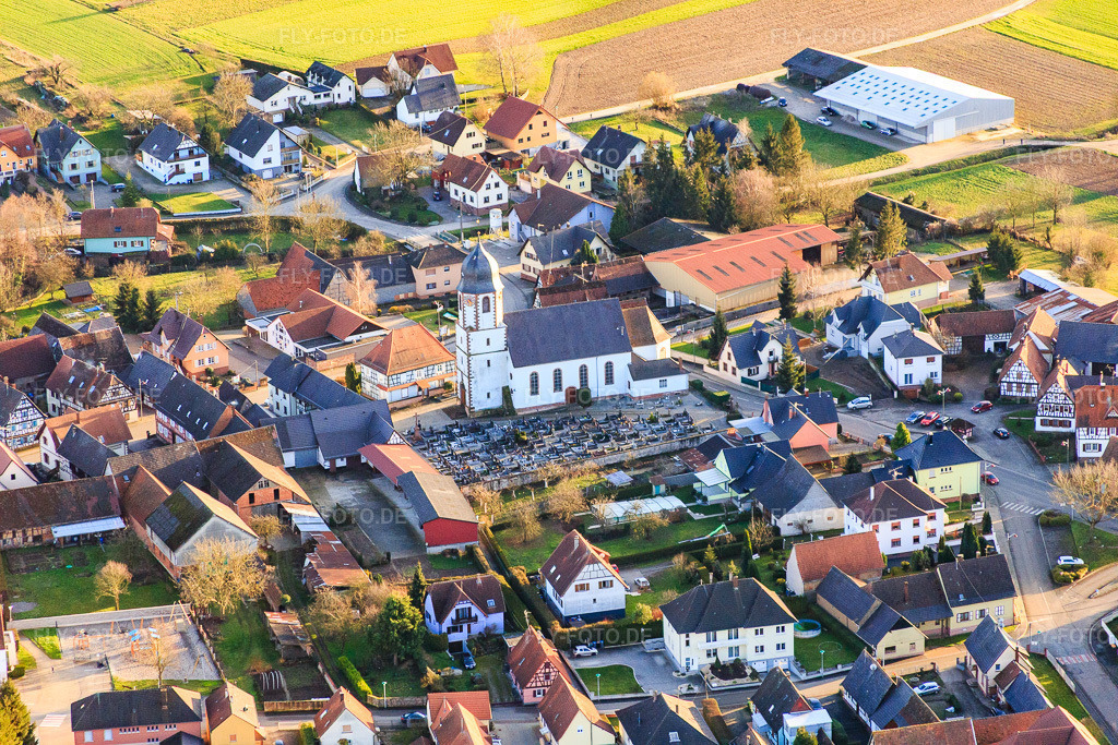 Luftbild: Friedhof und Eglise Sainte-Marguerite de Niederlauterbach in Niederlauterbach im Bundesland Bas-Rhin in Frankreich.Foto: IMG_085988.jpg vom 06.02.2016 durch Werner Riehm/FLY-FOTO.deAuflösung des Originals: 5472 x 3648 px