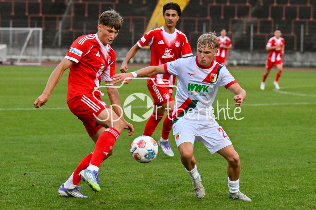 FC Augsburg II - FC Bayern Amateure | im Duell Magnus DALPIAZ (FC Bayern Muenchen II 2 und Louis STEGMILLER (FC Augsburg II 23) / Zweikampf / Regionalliga Bayern: FC Augsburg II - FC Bayern Muenchen II, Rosenaustadion am 25.07.2025
