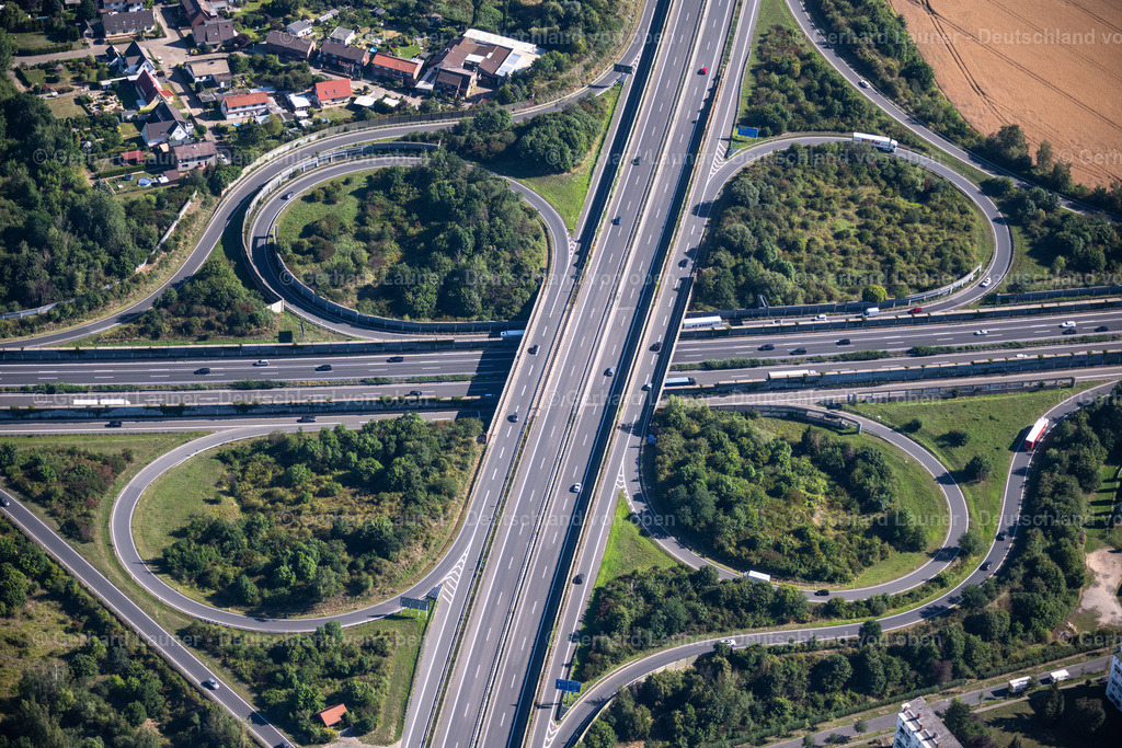 4034932 | BRAUNSCHWEIG 31.07.2020 Verkehrsführung und Fahrbahnen der Straßenführung am Autobahnkreuz der BAB A2 - 391 Braunschweig-Nord an der Straße Braunschweiger Westtangente in Braunschweig im Bundesland Niedersachsen, Deutschland. Weiterführende Informationen bei: Die Autobahn GmbH des Bundes. // Traffic flow at the intersection- motorway A 2 - 391 in Brunswick in the state Lower Saxony, Germany. Further information at: Die Autobahn GmbH des Bundes. Foto: Gerhard Launer