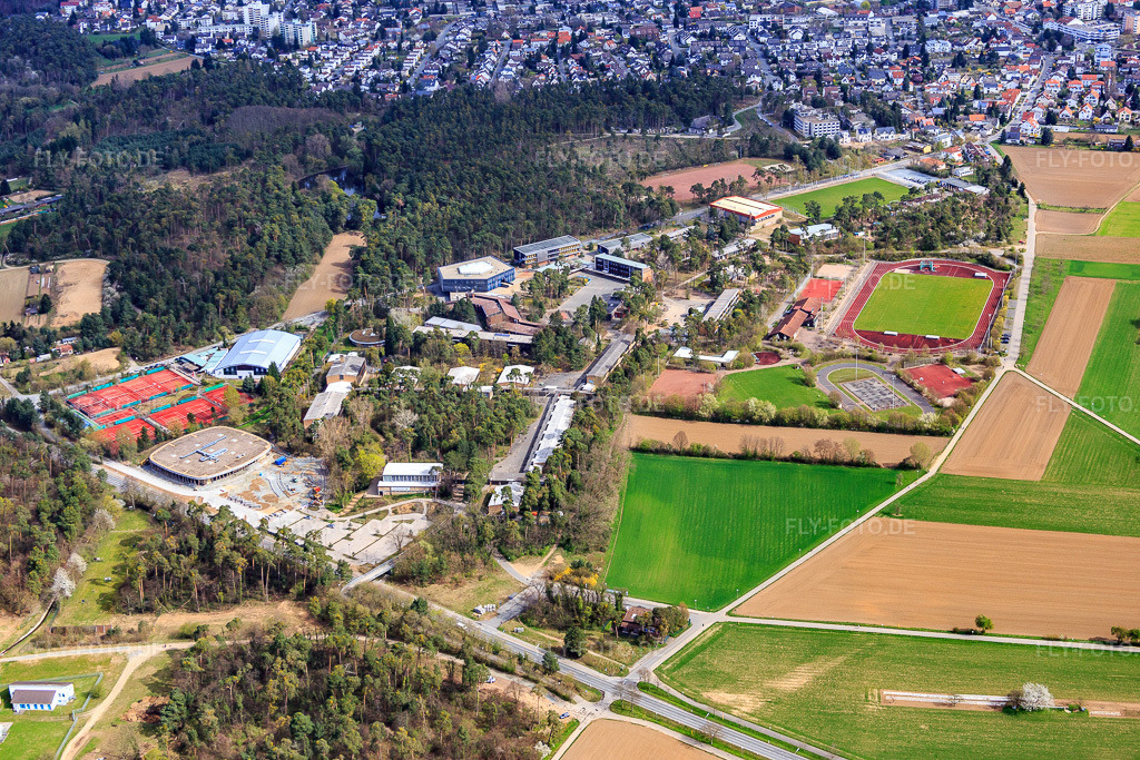 Luftbild: Schuldorf mit Gesamtschule , Dahrsbergschule Bergstraße, State International School Seeheim, Christian-Stock-Stadion und Sporthalle an der Düne  siss-secondary-home im Ortsteil Jugenheim an der Bergstrasse in Seeheim-Jugenheim im Bundesland Hessen in Deutschland.Foto: IMG_077187.jpg vom 12.04.2015 durch Werner Riehm/FLY-FOTO.deSchuldorf BergstraßeSISS Secondary - Schuldorf BergstraßeDahrsbergschule - besonders gut | DahrsbergschuleFür Vereins- wie für Jedermannsport | Seeheim - JugenheimSchuldorf Bergstraße