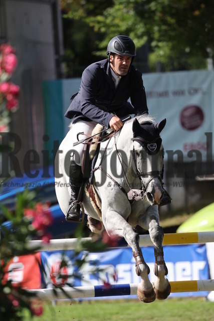 Bietigheim_2025_Prfg.Nr.17_Springpferdeprfg.Kl.L_Benjamin Wulschner_Diaretto Blue PS (3) | Alle Fotos der Reiterjournal Fotografin Doris Matthaes im Reiterjournal Online-Fotoshop. - Realisiert mit Pictrs.com