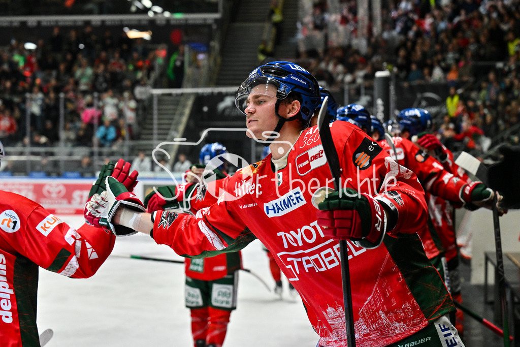 Augsburger Panther - Kölner Haie | Jubel der Panther nach dem Treffer zum 2-1 durch Riley DAMIANI (Augsburger Panther #19) / Tor / Torschuetze / Freude / Happy / DEL: Augsburger Panther - Kölner Haie; Curt Frenzel Stadion am 26.09.2025