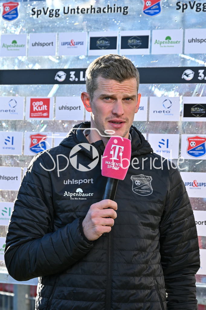 SpVgg Unterhaching - Dynamo Dresden | im Bild Sven BENDER Trainer SpVgg Unterhaching beim Interview von Magentasport / 3. Liga: SpVgg Unterhaching - Dynamo Dresden, Uhlsportpark am 21.12.2024