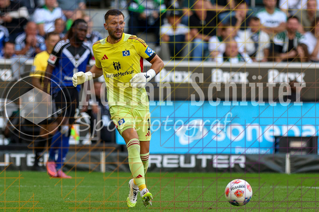 Borussia Mönchengladbach vs Hamburger SV - Bundesliga  | Mönchengladbach, Deutschland, 24.08.25:   Daniel Heuer Fernandes (Hamburger SV) in Aktion am Ball, Einzelaktion waehrend des Spiels der Bundesliga zwischen Borussia Mönchengladbach vs Hamburger SV im Stadion im Borussia Park(Foto von Brauer-Fotoagentur / Adrian Schlueter)
