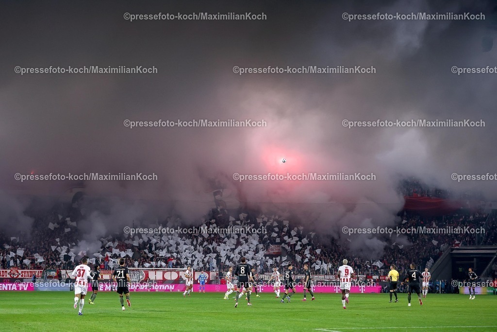 1FC14012601013 | 14.01.2026, Fußball, 1. FC Köln - FC Bayern München, 1. Fußball Bundesliga, 17. Spieltag, RheinEnergie-STADION, Saison 2025 2026: Die Fightclub Choreografie vor dem Spiel sorgt für eine Spielunterbrechung. Dichter Nebel Rauch legt sich nach dem Zünden von Pyrotechnik auf das Spielfeld.   DFB regulations prohibit any use of photographs as image sequences and or quasi-video.