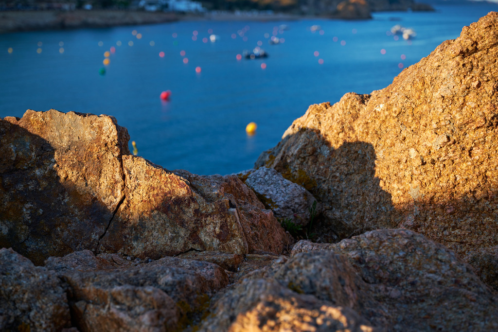 Leuchtende Farben in der Altstadtgasse in Collioure | Collioure, Frankreich - May 11, 2024: Leuchtende Farben in der Altstadtgasse in Collioure. - Realisiert mit Pictrs.com