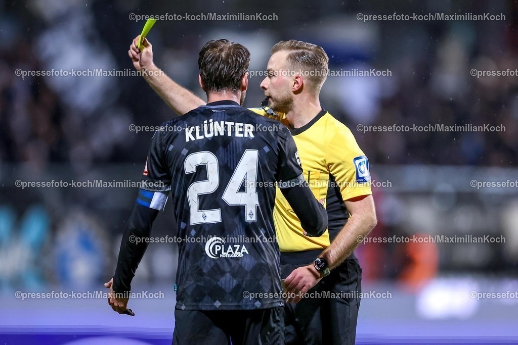 FCVK24012501028 | 24.01.2025, Fußball, FC Viktoria Köln – SV Waldhof Mannheim 07, 3.Liga, Sportpark Höhenberg, Saison 2024 2025: Lukas Klünter (SV Mannheim #24) bekommt von Torwart Jan-Christoph Bartels (SV Mannheim #1) eine Gelbe KarteDFB regulations prohibit any use of photographs as image sequences and or quasi-video.