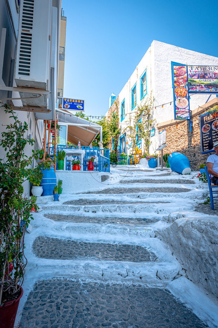 2024-07-15_10-24-49_120 | Weiß-Blaue Gasse in Kos-Stadt auf der Insel Kos, Kos-Stadt, Kos, Griechenland - Realisiert mit Pictrs.com