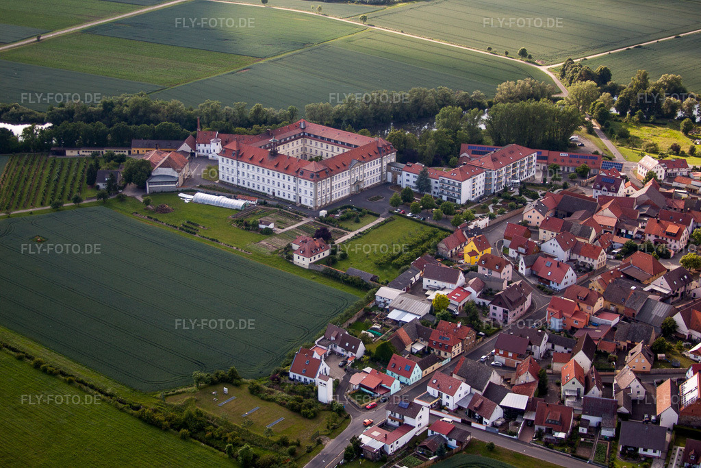Luftbild: Gebäudekomplex des Klosters Maria Hilf im Ortsteil Heidenfeld in Röthlein im Bundesland Bayern in Deutschland. Foto: IMG_66187.jpg vom 30.05.2014 durch Werner Riehm/FLY-FOTO.deKongregation der Schwestern des Erlösers Würzburg