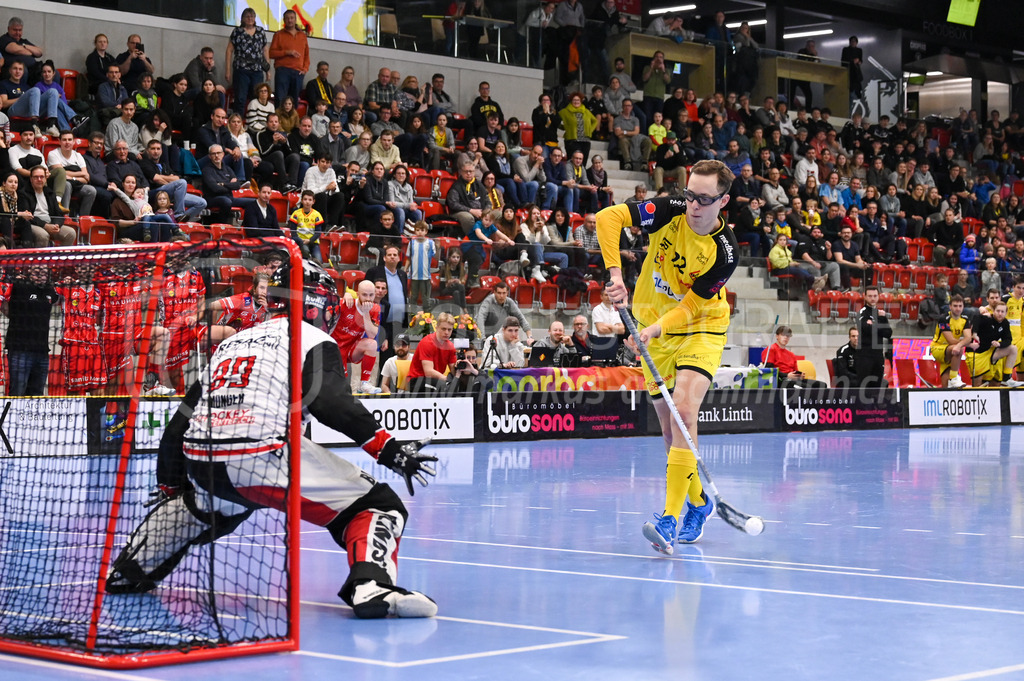 HC Rychenberg vs Floorball Köniz - 18. Dezember 2022 | HC Rychenberg vs Floorball Köniz
AXA Arena, Winterthur
Michel Wöcke (#22 HC Rychenberg) verwandelt seinen Penalty gegen Patrick Eder (#30 Floorball Köniz) souverän mittels Zorro.
Bild: Sportfotografie Markus Aeschimann | www.markus-aeschimann.ch - Realisiert mit Pictrs.com