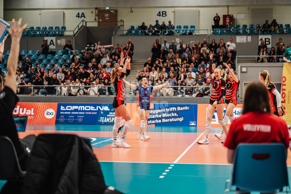 Volleyball | Frauen | Saison 2025/2026 | Volleyball Bundesliga | ETV Hamburger Volksbank Volleys vs. VfB Suhl LOTTO Thüringen | 07.03.2026 | ETV jubelt, v.l. Lina Köster (#3, ETV Hamburger Volksbank Volleys), Sarah Stiriz (#4, ETV Hamburger Volksbank Volleys), Anna Hartig (#5, ETV Hamburger Volksbank Volleys), Leonie Körtzinger (#7, ETV Hamburger Volksbank Volleys) und Zoe Konjer (#8, ETV Hamburger Volksbank Volleys)