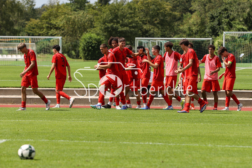 SpVgg Unterhaching U19 - FC Bayern München U19 | Jubel der kleinen Bayern nach dem erlösenden Treffer zum 0-1 durch Roko MIJATOVIC (FCB #4) / Freude / Happy / tor / Torschutze