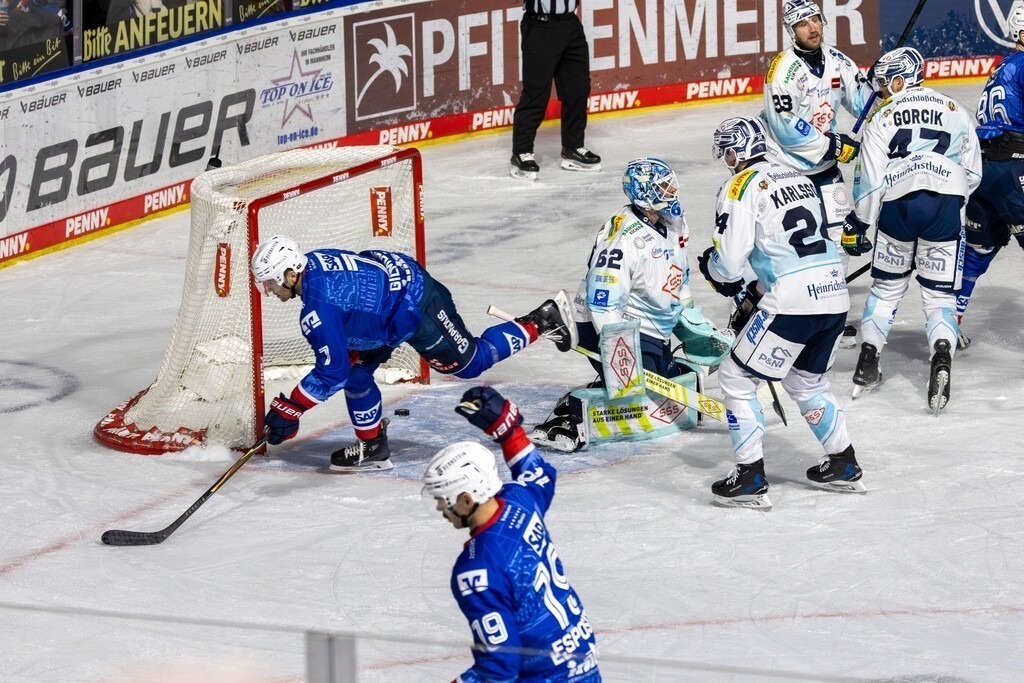 DEL, Deutsche Eishockey Liga Saison 2025/26, 20. Spieltag: Adler Mannheim gegen Dresdner Eislöwen | DEL, Deutsche Eishockey Liga Saison 2025/26, 20. Spieltag: Adler Mannheim gegen Dresdner Eislöwen - Realisiert mit Pictrs.com