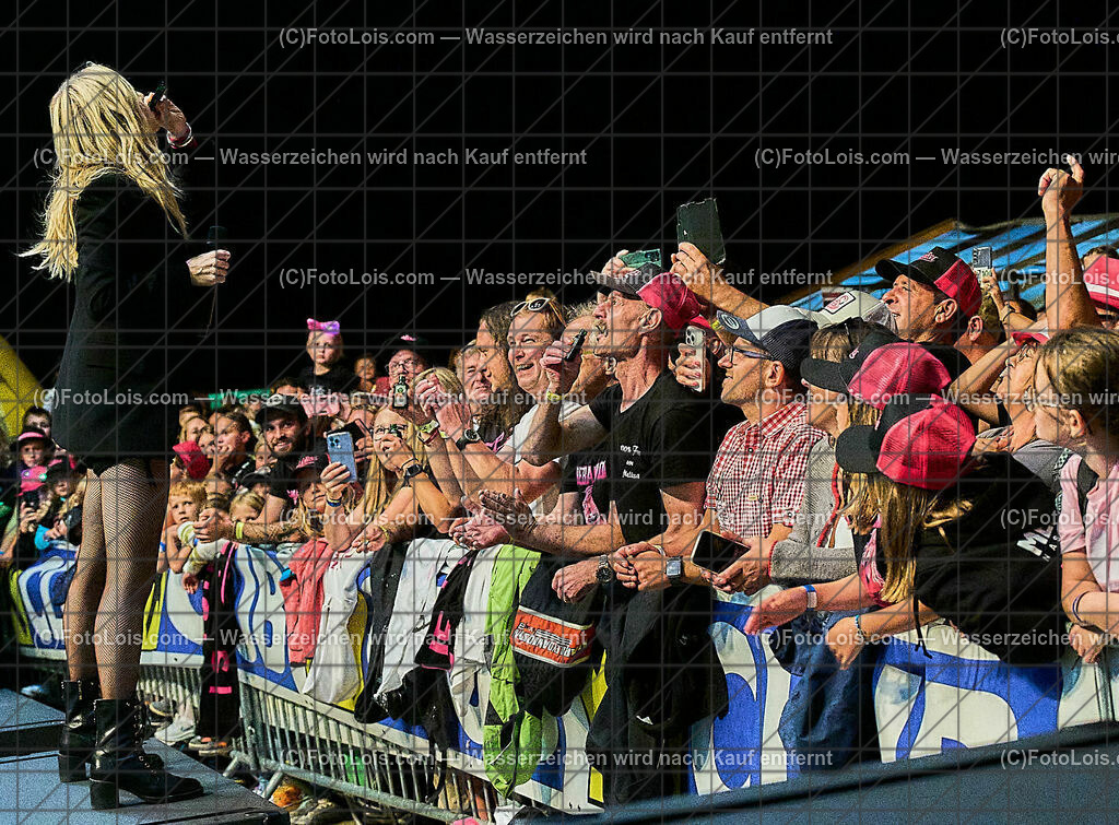 ALP8466_NASCHENWENG_Hollenstein | (C)FotoLois.com, Alois Spandl, Melissa NASCHENWENG auf BERGBAUERNTOUR beim KÖNIGSBERG OPEN AIR in Hollenstein, Sa 2. September 2023.