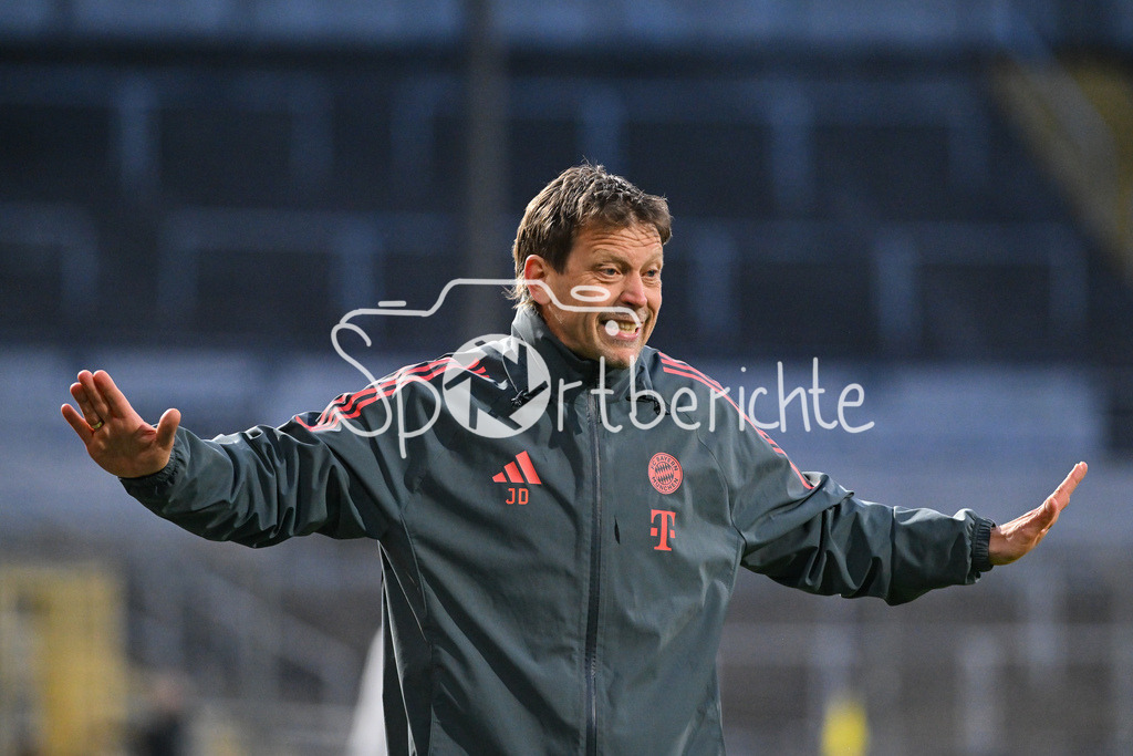 FC Bayern Amateure - SpVgg Ansbach | MUNICH, GERMANY - 17. APRIL: im Bild Holger SEITZ Cheftrainer FC Bayern München II / Einzelfoto / Freisteller während dem Match zwischen den Amateuren des FC Bayern München und der SpVgg Ansbach am 29. Spieltag der Regionalliga Bayern im Grünwalder Stadion