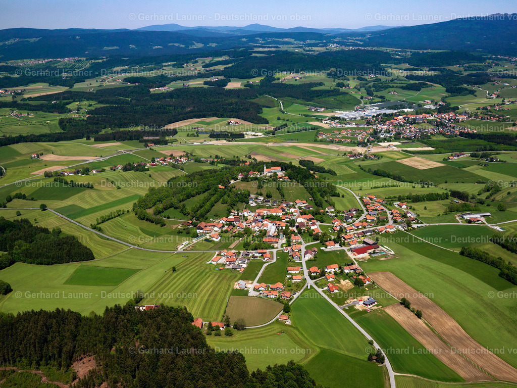2724169 | WOLLABERG 19.05.2007 Landwirtschaftliche Nutzflächen und Feldgrenzen  umsäumen das Siedlungsgebiet des Dorfes in Wollaberg im Bundesland Bayern, Deutschland // Agricultural land and field boundaries surround the settlement area of the village  in Wollaberg in the state Bavaria, Germany Foto: Gerhard Launer