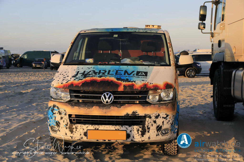 St.Peter-Ording Strand - Volkswagen VW T6 | Entdecken Sie atemberaubende Luftbilder und Fotografien auf airwatch.de - Tauchen Sie ein in eine Welt voller faszinierender Aufnahmen aus der Vogelperspektive.