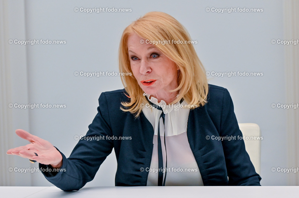 Gerda Rogers_ Starastrologin_ 19.012.2023-19 | 19.01.2023, Linz, AUT, Sparkasse Oberoesterreich im Bild Gerda Rogers (Starastrologin) 