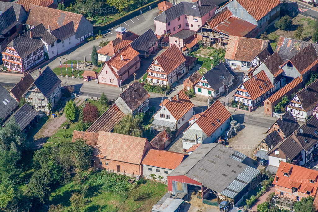 Vue aérienne: Pl. Mailhac Cromac à Niederlauterbach dans le département Bas Rhin, France – .Photo: IMG_13561.jpg prise le 28/09/2008 par Werner Riehm/FLY-FOTO.eu – Résolution de l'original: 3456 x 2304 px