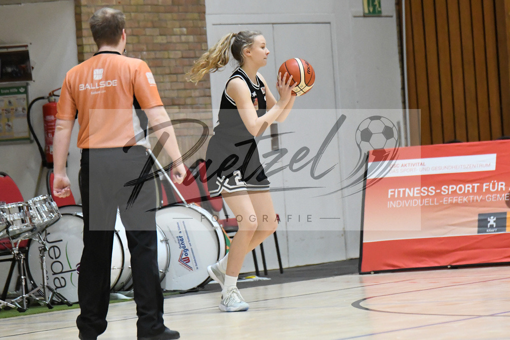 20200126_OSCTGN_0008 | Basketball, Juniorinnen: Laura Berner (TG Neuss Junior Tigers) in Aktion, am Ball, Einzelaktion beim Spiel der WNBL zwischen OSC Junior Panthers vs. TG Neuss Junior Tigers am 26.01.2020 im Panthers Dome in Osnabrück, Deutschland.(Foto von Nico Paetzel) - Realisiert mit Pictrs.com