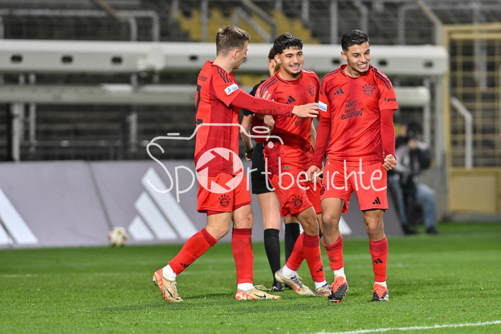 FC Bayern Amateure - TSV Schwaben Augsburg | Jubel der Bayern Amateure nach dem Treffer zum 3-0 durch Davide Dell´ERBA (FC Bayern München II #3) / Freude / Happy / Tor / Torschuetze / Regionalliga Bayern: FC Bayern Muenchen II - TSV Schwaben Augsburg, Gruenwalder Stadion am am 25.10.2024