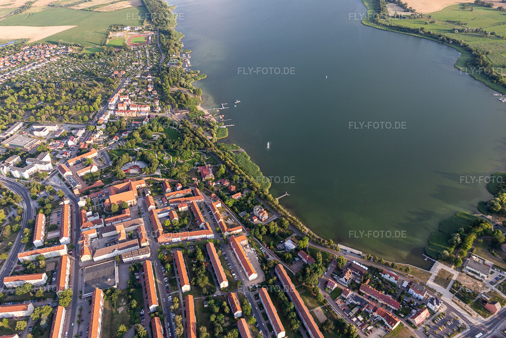 Luftbild: Uferpromenade und Freilichtbühne Prenzlau im Seepark Prenzlau in Prenzlau im Bundesland Brandenburg in Deutschland. Foto: IMG_116221.jpg vom 17.07.2019 durch Werner Riehm/FLY-FOTO.de