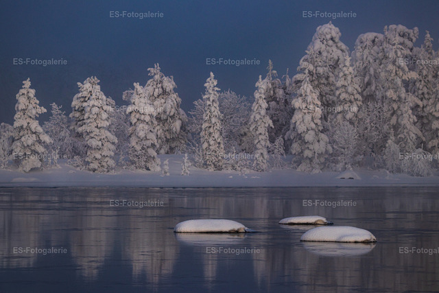 Eiskalter Morgen am Fluss