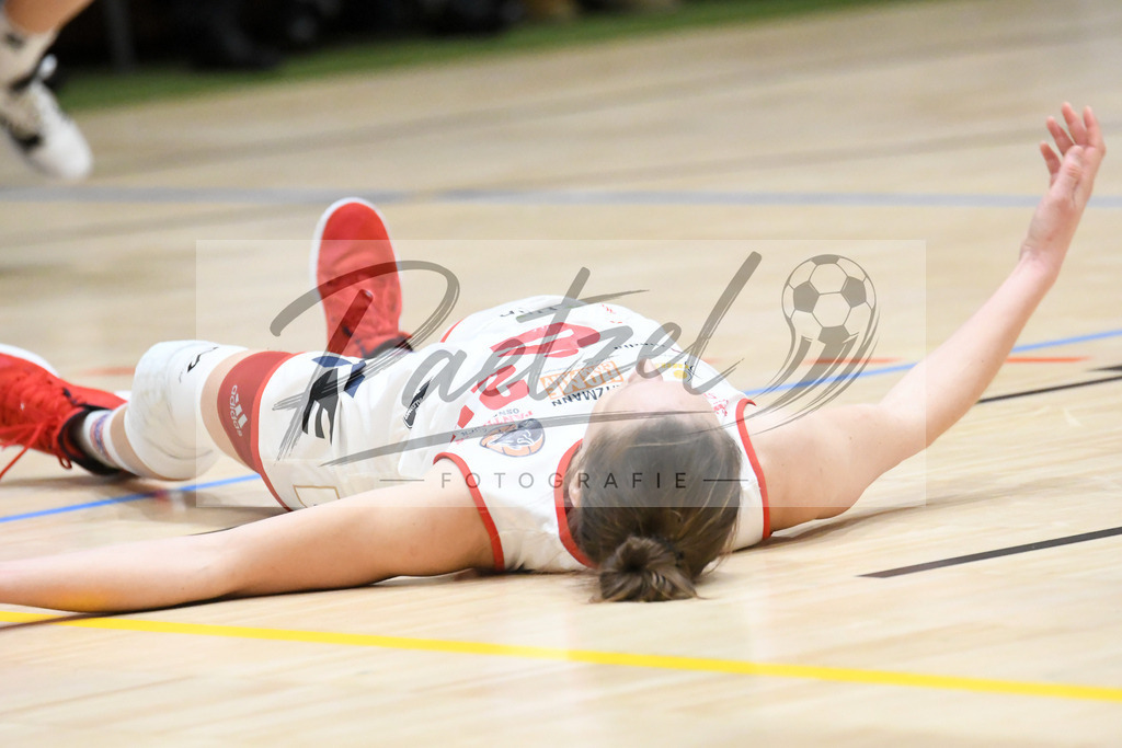 20200126_PANHAL_0096 | Basketball, Frauen: Kata Takacs (GiroLive-Panthers Osnabrück) am Boden beim Spiel der Toyota DBBL zwischen GiroLive-Panthers Osnabrück vs. GISA LIONS SV Halle am 26.01.2020 im Panthers Dome in Osnabrück, Deutschland.(Foto von Nico Paetzel) - Realisiert mit Pictrs.com