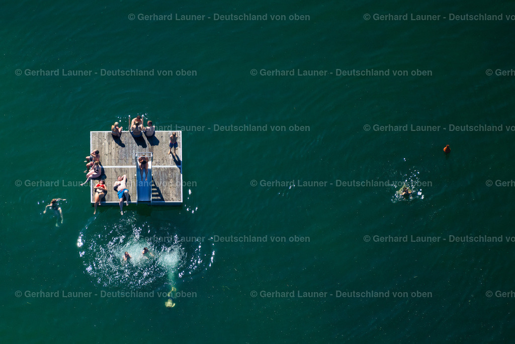 4045959 | ERFURT 14.06.2021 Badegäste suchen sommerliche Abkühlung am Uferbereich des See "Nordstrand" auf einer Badeinsel in Erfurt im Bundesland Thüringen, Deutschland. // Bathers look to cool off in summer on the banks of the lake "Nordstrand" on a bathing island in Erfurt in the state Thuringia, Germany. Foto: Gerhard Launer