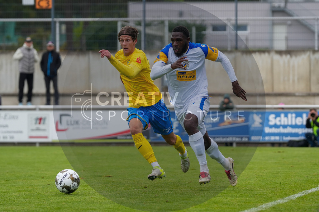 Fußball, Herren, Saison 2025/2026, Regionalliga Nordost, 11. Spieltag, FSV 63 Luckenwalde vs. FC Carl-Zeiss Jena, Samstag 05.10.2025, Werner-Seelenbinder-Stadion Luckenwalde, | Fußball, Herren, Saison 2025/2026, Regionalliga Nordost, 11. Spieltag, FSV 63 Luckenwalde vs. FC Carl-Zeiss Jena, Samstag 05.10.2025, Werner-Seelenbinder-Stadion Luckenwalde, Im Bild: Phillip König (l. Luckenwalde) und Malik Talabidi (r. Jena) - Realisiert mit Pictrs.com