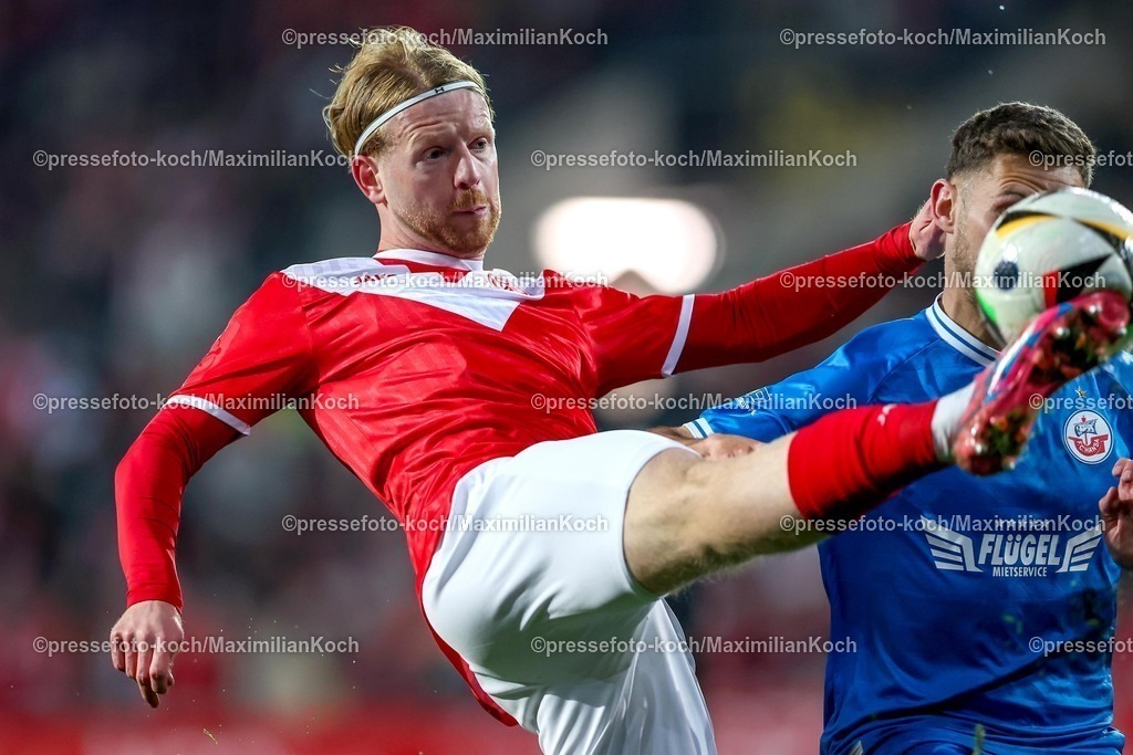 RWE06042501067 | 2025.04.06, Fußball, 3.Liga, Rot-Weiss Essen - FC Hansa Rostock, Stadion Hafenstraße, Saison 2024 2025: Dominik Martinovic (RWE #27) im Zweikampf gegen Marco Schuster (FC Hansa Rostock #05) DFB regulations prohibit any use of photographs as image sequences and or quasi-video.