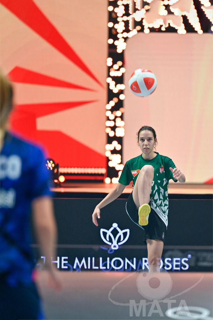 _DWI5545 | Anna Iszak vs Carolyn Greco beim Frauen- Single  Ungarn vs. USA bei der Teqball Weltmeisterschaft 2022 in der Kia Metropole Arena. Nürnberg, 27.11.2022 - Realisiert mit Pictrs.com