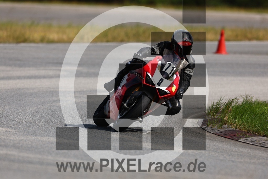 0071-20250714_02071 | Schöne Erinnerungen an spannende Momente - das festzuhalten ist unser Job. PIXELrace.de ist seit 2003 auf den Rennstrecken Europas unterwegs um die Action draußen beim Fahren und die wunderbare Stimmung imm Fahrerlager für euch einzufangen.