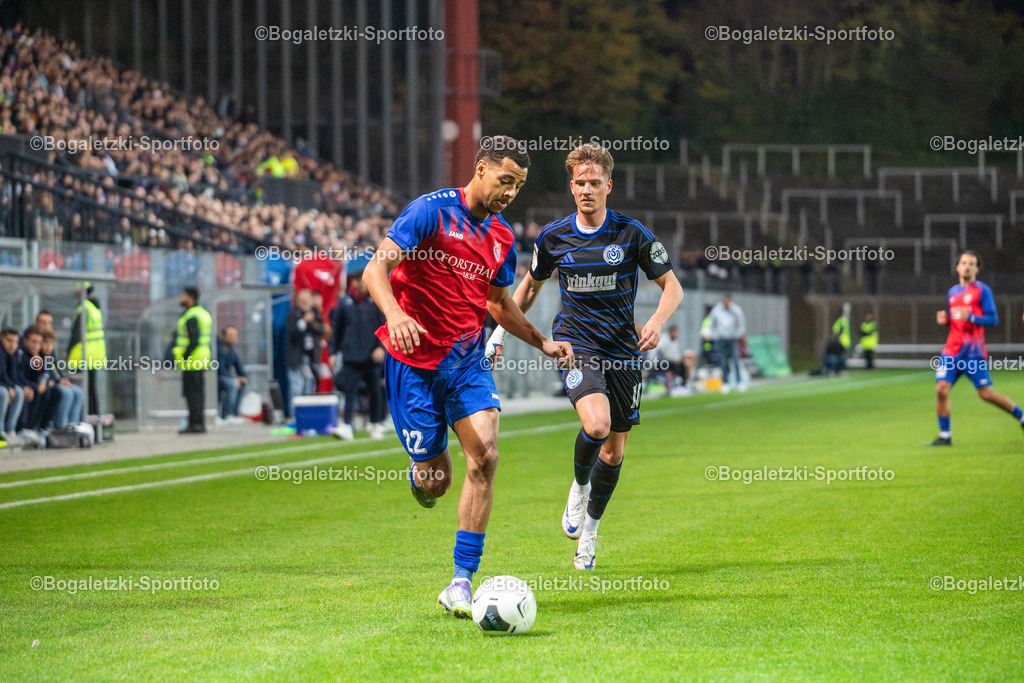 Noah Tomson am Ball | 15.10.2025, Fußball, Niederrheinpokal, 3.Runde, KFC Uerdingen - MSV Duisburg: Noah Tomson (KFC Uerdingen #22) schrimt den Ball vor Christian Viet (MSV Duisburg #10) ab - Realisiert mit Pictrs.com