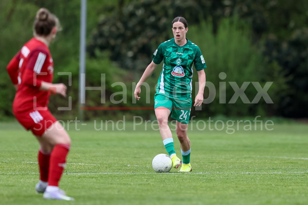 Fussball, Testspiel Frauen, ATS Buntentor - SV Werder Bremen | v.li.: Lara Schmidt (SV Werder Bremen, 24) am Ball, Einzelbild, Ganzkörper, Aktion, Action, Spielszene