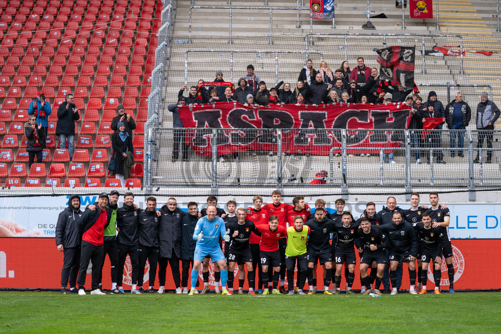 Kickers Offenbach vs. SG Sonnenhof Grossaspach, Fussball, Regionalliga Suedwest, 24. Spieltag, 14.03.2026 | SG Sonnenhof Grossaspach in der Kurve bei Ihren Fans nach dem Spiel,Kickers Offenbach vs. SG Sonnenhof Grossaspach, Fussball, Regionalliga Suedwest, 24. Spieltag, 14.03.2026Foto: photosbyphips/Philip Ziegler