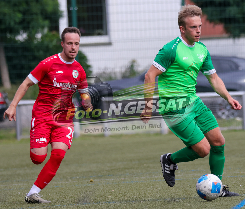 Bünder SV - TV Elverdissen | Auf dem Bild zu sehen: rot Bünder SV: David Schultz ; grün TV Elverdissen: Philipp Göding Bünder SV, TV Elverdissen, Saison 26/27, Kreisliga A, Bünde, Deutschland - Realisiert mit Pictrs.com