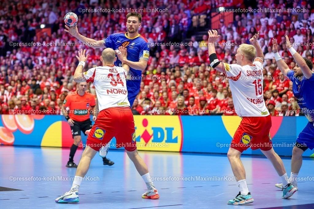 EHF18012602025 | 18.01.2026, Handball, Men's EHF EURO 2026, Dänemark - Rumänien, Jyske Bank Boxen in Herning, Dänemark, Preliminary Round:  Simon Hald Jensen (Denmark #34) im Zweikampf gegen   Iosif Andrei Buzle (Romania #47) 