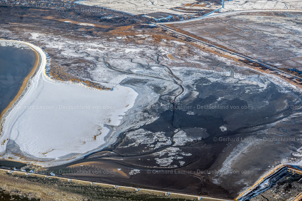 4044105 | BORKUM 13.02.2021 Winterlich schneebedeckte Sandstrand- Landschaft entlang des Küsten- Verlaufes der Nordsee in Borkum im Bundesland Niedersachsen, Deutschland. Weiterführende Informationen bei: Nordseeheilbad Borkum GmbH. // Wintry snowy beach landscape along the of North Sea in Borkum in the state Lower Saxony, Germany. Further information at: Nordseeheilbad Borkum GmbH. Foto: Gerhard Launer