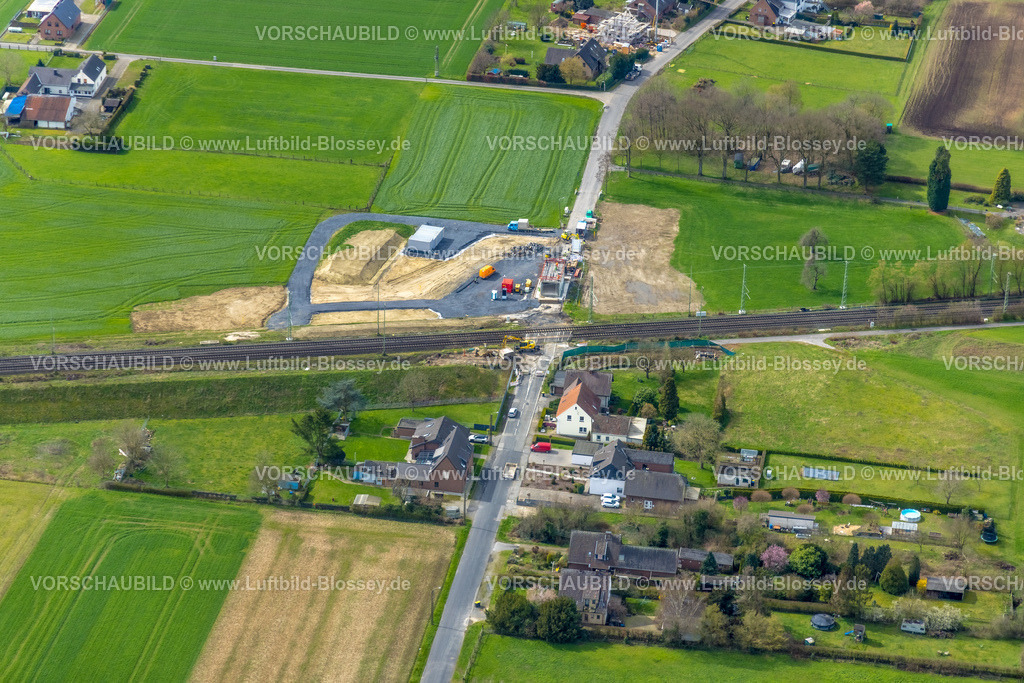 Voerde230300972Betuwe | Luftbild, Ausbau der Betuwe Linie zwischen Ruhrgebiet und den Niederlanden im Bereich Voerde zur dreigleisigen Bahnstrecke, , alle beschrankten Bahnübergänge werden entfallen oder durch Über- oder Unterführungen ersetzt werden. Vor allem ist die Ausbaumaßnahme für die Bahn mit der Verpflichtung verbunden, nunmehr Lärmschutz für die betroffenen Menschen zu gewähren. Stockum, Voerde, Niederrhein, Ruhrgebiet, Nordrhein-Westfalen, Deutschland