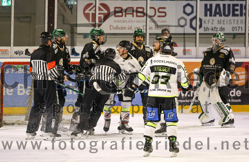 2024-03-01_056_TSV_Erding_gegen_ERSC_Amberg | Erding, Deutschland, 01.03.2024:
Eishockey, Bayernliga Playoffs 2023 / 2024, 5. Spieltag, TSV Erding gegen ERSC Amberg, Endergebnis: 9:0

Michael Trox (Erding Gladiators, #86), Simon Franz (Erding Gladiators, #4), Lukas Klughardt (ERSC Amberg, #7), Daniel Krzizok (Erding Gladiators, #18), Daniel Krieger (ERSC Amberg, #97), Torwart Dimitri Pätzold (Erding Gladiators, #32)

Foto: Christian Riedel / fotografie-riedel.net