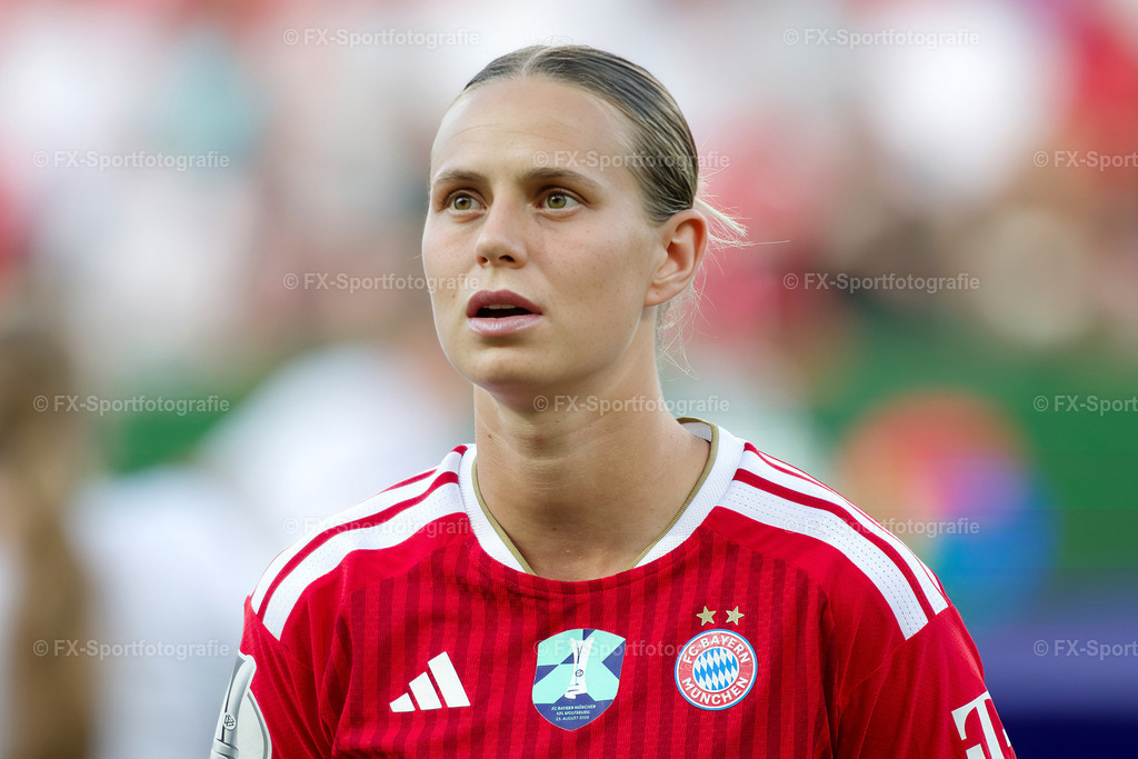Supercup-Frauen-Bayern-Muenchen-vs-VfL-Wolfsburg 016 | Sportfotos und Eventgalerien von FX-Sportfotografie. Bilder von Fußball, Vereinsveranstaltungen und Events direkt ansehen und als Download bestellen. - Realisiert mit Pictrs.com
