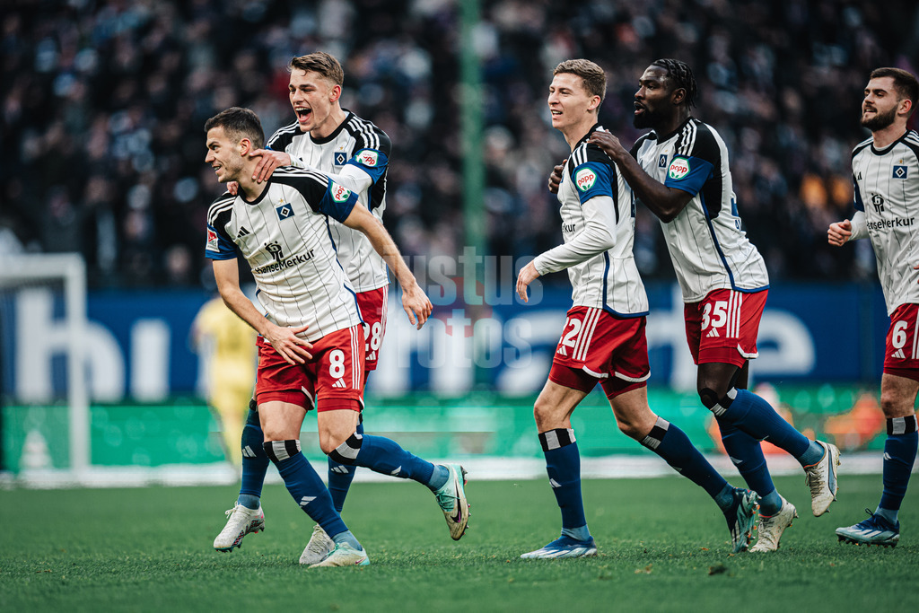 Fußball | Männer | Saison 2023/2024 | 2. Fußball-Bundesliga | 16. Spieltag | Hamburger SV vs. SC Paderborn 07 | 09.12.2023 | Torjubel beim HSV. V.l. Torschütze Laszlo Benes (#8, HSV), Miro Muheim (#28, HSV), Ignace Van Der Brempt (#22, HSV), Stephan Ambrosius (#35, HSV)