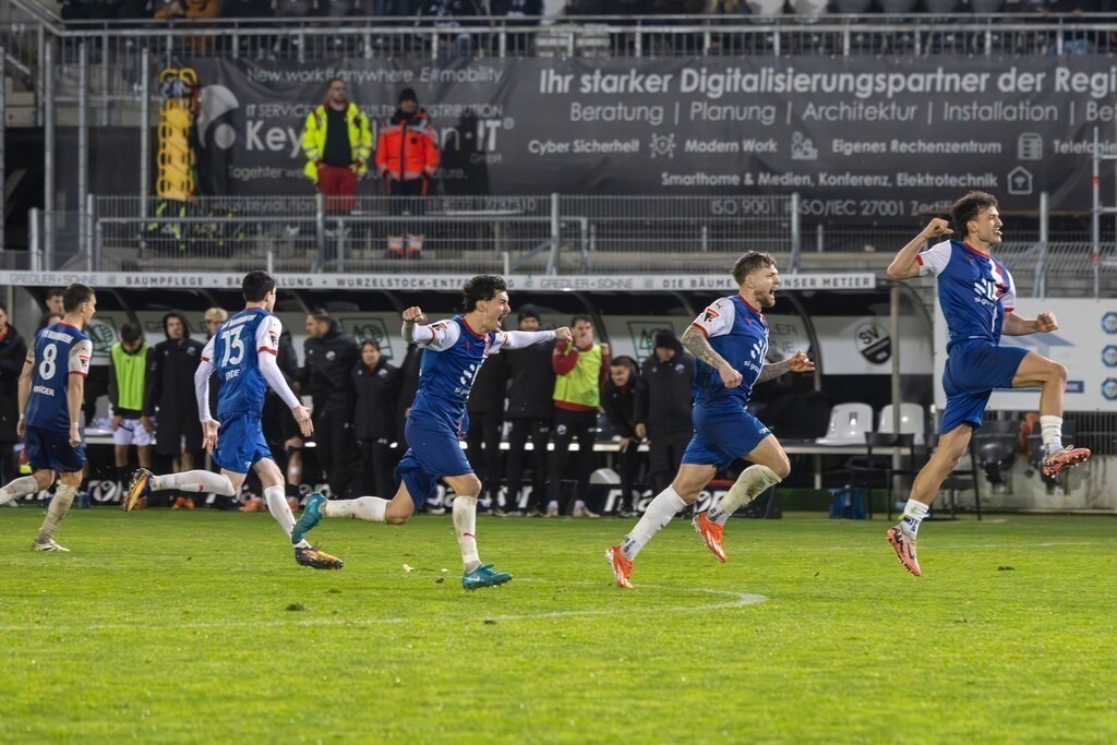 Fußball, Badischer Pokal 2025/26, Halbfinale: SV Sandhausen gegen VfR Mannheim | Fußball, Badischer Pokal 2025/26, Halbfinale: SV Sandhausen gegen VfR Mannheim***Unbändiger Jubel bei Mannheim nach dem Sieg im Elfmeterschießen - Realisiert mit Pictrs.com