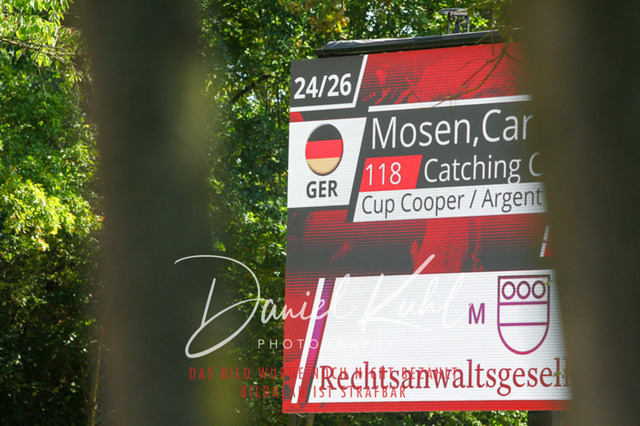 DKP43205 | Deine Turnierfotos vom Reitturnier online kaufen: Dressur, Springen & Siegerehrung. Professionelle Pferdefotografie aus dem Rheinland – als Download & Print.Alternative: Turnierfotograf für den Pferdesport: Finde deine Fotos von Dressur- und Springturnier